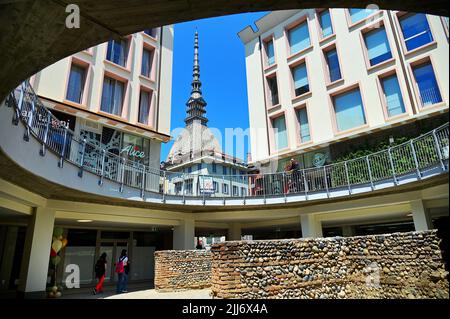 Ein Blick auf das Stadtsymbol Mole Antoneliana vom neuen Universitätscampus Turin Italien Mai 10 2022 Stockfoto