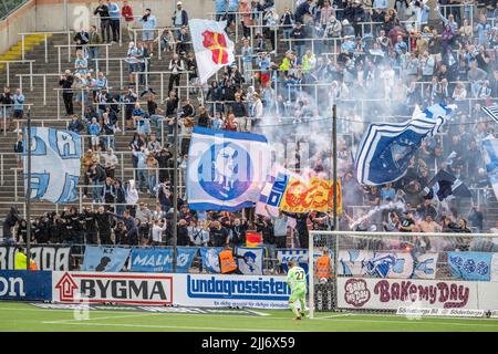 Unterstützer von Malmo FF in der Platinum Cars Arena in Norrkoping für ein Auswärtsspiel gegen IFK Norrkoping. Stockfoto