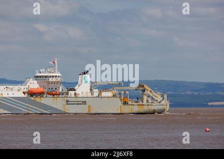 Kabelschicht entscheidend auf dem Weg ins Meer Stockfoto