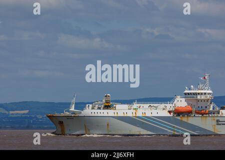 Kabelschicht entscheidend auf dem Weg ins Meer Stockfoto