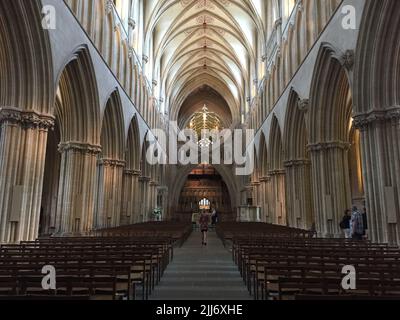 Ein gotischer Innenraum der Pfarrkirche St. Cuthbert in Wells, Großbritannien Stockfoto