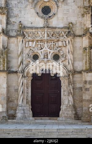 Goleia in Portugal, die alte Kirche Notre-Dame-de-la-Conception im Dorf, der Haupteingang Stockfoto