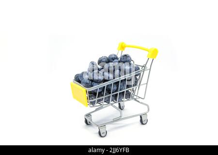 Kleiner Warenkorb voller frischer Heidelbeere isoliert. Selektiver Fokus Stockfoto