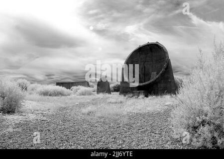 Infrarotaufnahme der Denge-Schallspiegel in den Lade Pits, Teil des RSPB Dungeness Nature Reserve, Kent, England. Stockfoto