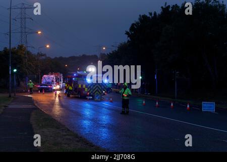 Cork, Irland, 23.. Juli 2022. Multicar RTC auf der North Ring Road, Ballyvolane, Cork, Irland. Kurz vor 9 Uhr gab es heute Abend Berichte über eine Multi-Car-Kollision auf der North Ring Road in Ballyvolane. Die Feuerwehr der Stadt Cork und der nationale Rettungsdienst reagierten schnell auf den Tatort und sperrten Teile der Straße, Es ist zu diesem Zeitpunkt unklar, was genau passiert ist oder ob einer der Insassen der drei Autos verletzt werden, aber einige Bewohner berichteten, dass eine Reihe von Menschen aus einem der Autos ziemlich schüttelte und hinkte, aber schien unverletzt, die gleiche Gruppe von Stockfoto