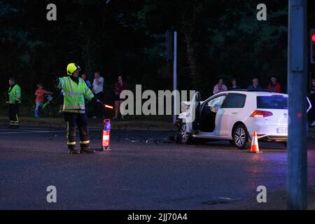 Cork, Irland, 23.. Juli 2022. Multicar RTC auf der North Ring Road, Ballyvolane, Cork, Irland. Kurz vor 9 Uhr gab es heute Abend Berichte über eine Multi-Car-Kollision auf der North Ring Road in Ballyvolane. Die Feuerwehr der Stadt Cork und der nationale Rettungsdienst reagierten schnell auf den Tatort und sperrten Teile der Straße, Es ist zu diesem Zeitpunkt unklar, was genau passiert ist oder ob einer der Insassen der drei Autos verletzt werden, aber einige Bewohner berichteten, dass eine Reihe von Menschen aus einem der Autos ziemlich schüttelte und hinkte, aber schien unverletzt, die gleiche Gruppe von Stockfoto