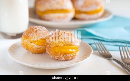 Berliner Ballbonbons auf einem Teller auf dem Tisch Stockfoto