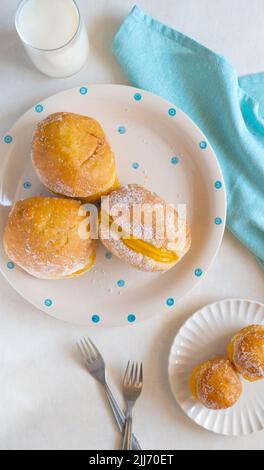 Berliner Ballbonbons auf einem Teller auf dem Tisch Stockfoto