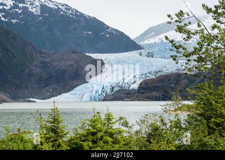 Nahaufnahme von Gletscherspalten am Mendenhall-Gletscher, der in den See in der Nähe von Juneau in Alaska eindringt Stockfoto