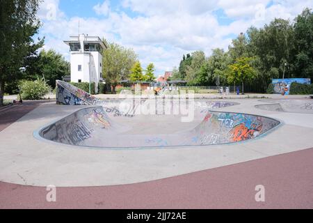 Berlin, 12. Juli 2022, Skater-Strecke im Park am Gleisdreieck mit Signalkastengebäude im Hintergrund Stockfoto