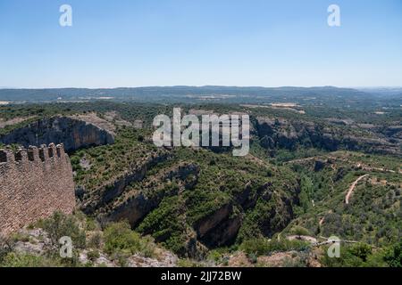 Alquezar Dorf in Spanien, eine ehemalige Festung mit einer aktiven Kirche auf einem Kalksteinausbiss gebaut Stockfoto