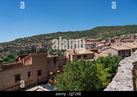 Alquezar Dorf in Spanien, eine ehemalige Festung mit einer aktiven Kirche auf einem Kalksteinausbiss gebaut Stockfoto