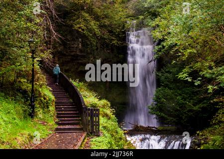 Der 50-Fuß-Wasserfall Glencar im County Leitrim, Irland, inspirierte das Gedicht The Stolen Child von William Butler Yeats. Stockfoto