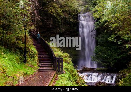 Der 50-Fuß-Wasserfall Glencar im County Leitrim, Irland, inspirierte das Gedicht The Stolen Child von William Butler Yeats. Stockfoto