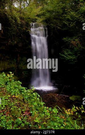 Der Glencar Wasserfall im County Leitrim, Irland, inspirierte William Butler Yeats Gedicht The Stolen Child. Stockfoto