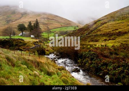 Bergpass in den Bergen von Maumtrasna an der Westküste Irlands. Stockfoto