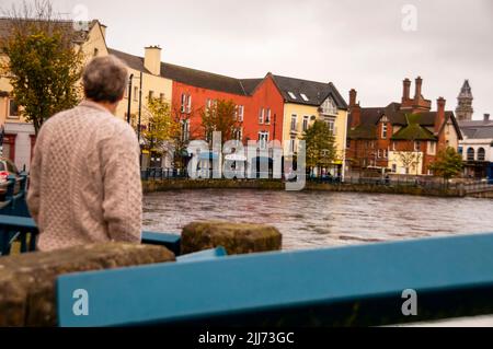 Fischer stricken Pullover und Rockwood Parade auf dem Fluss Garavogue in Sligo, Nordwestirland. Stockfoto