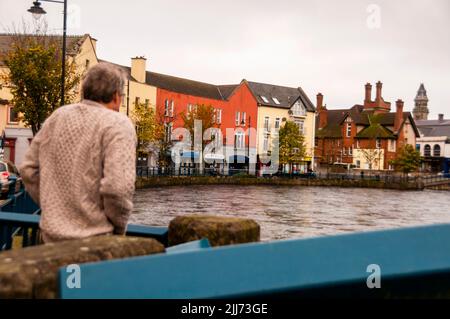 Fischer stricken Pullover und Rockwood Parade auf dem Fluss Garavogue in Sligo, Nordwestirland. Stockfoto