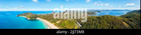 Breites Luftpanorama über den Booti Bootin Nationalpark in der Nähe der Elizabeth Beach Bay und shelly Beach malerische Küstenvorgebirge an der australischen Pazifikküste. Stockfoto