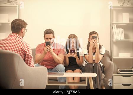 Psychologe geben Familientherapie für Telefon süchtig Papa Mutter und Tochter Mädchen, Internet Stockfoto