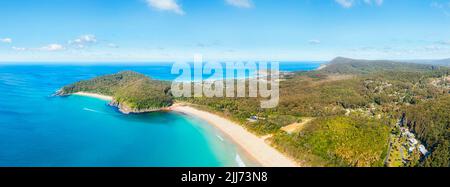 Aus der Nähe ein Luftpanorama über den Booti Bootin Nationalpark in der Nähe der Elizabeth Beach Bay und shelly Beach malerische Küstenvorgebirge an der australischen Pazifikküste. Stockfoto