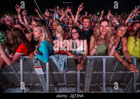 Henham Park, Suffolk, Großbritannien. 23.. Juli 2022. Die Fohlen spielen die Obelisk Arena - das Latitude Festival 2022, Henham Park. Kredit: Guy Bell/Alamy Live Nachrichten Stockfoto