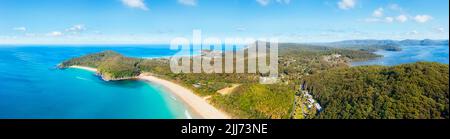 Aus der Nähe ein Luftpanorama über den Booti Bootin Nationalpark in der Nähe der Elizabeth Beach Bay und shelly Beach malerische Küstenvorgebirge an der australischen Pazifikküste. Stockfoto