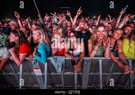 Henham Park, Suffolk, Großbritannien. 23.. Juli 2022. Die Fohlen spielen die Obelisk Arena - das Latitude Festival 2022, Henham Park. Kredit: Guy Bell/Alamy Live Nachrichten Stockfoto