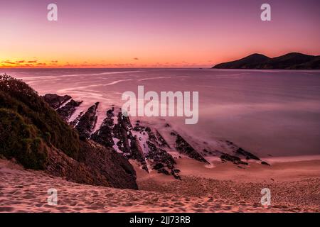 1,5 km langer Strand in Forster, Stadt von Australien, an der Pazifikküste bei Sonnenaufgang - Blick von einer hohen Sanddüne. Stockfoto