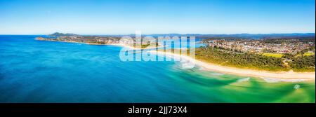 Neun Meilen Strand in Forster Tuncury Städte an der australischen Pazifikküste um Wallis See - Luftpanorama vom Meer. Stockfoto