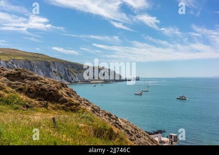 Alum Bay mit Blick auf die Needles auf der Isle of Wight im Sommer, England, Großbritannien Stockfoto