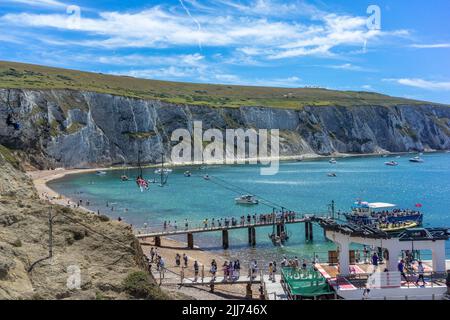 Alum Bay mit dem Sessellift Alum Bay im Vordergrund auf der Isle of Wight im Sommer, England, Großbritannien Stockfoto