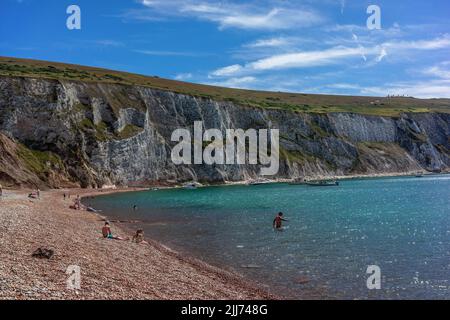 Alum Bay Kreidefelsen und Kiesstrand im Sommer 2022, Isle of Wight, England, Großbritannien Stockfoto