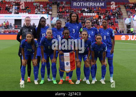 Rotherham, England, 23.. Juli 2022. Die Franzosen, die elf beginnen, stehen vor dem Start für ein Teamfoto an, in der hinteren Reihe ( L bis R ); Pauline Peyraud-Magnin, Griedge Mbock Bathy, Kadidiatou Diani, Wendie Renard, Charlotte Bilbault und Grace Geyoro, erste Reihe ( L bis R ); Delphine Cascarino, Sandie Toletti, Melvine Malard, Eve Perisset und Sakina Karchaoui aus Frankreich, beim Spiel der UEFA Women's European Championship 2022 im New York Stadium, Rotherham. Bildnachweis sollte lauten: Jonathan Moscrop / Sportimage Kredit: Sportimage/Alamy Live News Stockfoto