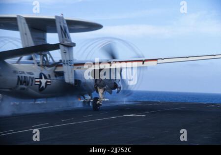 Grumman E2C hebt vom Katapult Nummer 2 ab Stockfoto