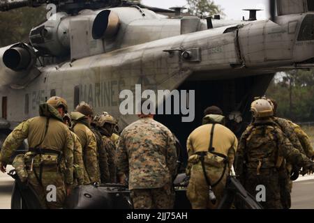 MARINE CORPS TRAINING AREA BALGES, Hawaii (18. Juli 2022) US-Marines mit 3. Aufklärungsbataillon, 3. Marine Division und australischen Soldaten tragen ein Kampfflugzeuge mit Kautschuk zu einem U.S. Marine Corps CH-53E, das mit Marine Heavy Helicopter Squadron 462, Marine Air-Ground Task Force 7, Während des Hubschraubergusstrainings zur Unterstützung von Rim of the Pacific (RIMPAC) 2022. 26 Nationen, 38 Schiffe, drei U-Boote, mehr als 170 Flugzeuge und 25.000 Mitarbeiter nehmen vom 29. Juni bis zum 4. August an der RIMPAC 2022 in und um die Hawaii-Inseln und Südkalifornien Teil. Die w Stockfoto