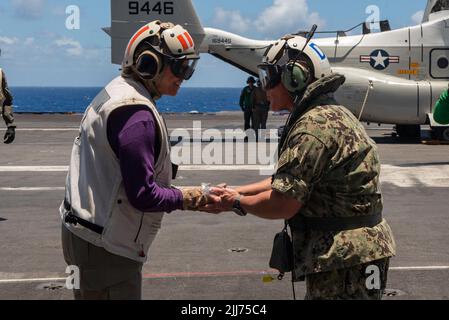 220722- N-UD469-1374 PAZIFISCHER OZEAN (22. Juli 2022) - Leiter der Naval Operations ADM. Mike Gilday trifft sich mit Matrosen, die dem Flugzeugträger USS Abraham Lincoln (CVN 72) der Nimitz-Klasse während des Rim of the Pacific (RIMPAC) 2022, 22. Juli, zugeteilt wurden. 26 Nationen, 38 Schiffe, vier U-Boote, mehr als 170 Flugzeuge und 25.000 Mitarbeiter nehmen vom 29. Juni bis zum 4. August an RIMPAC in und um die Hawaii-Inseln und Südkalifornien Teil. RIMPAC, die weltweit größte internationale maritime Übung, bietet eine einzigartige Ausbildungsmöglichkeit und fördert und pflegt dabei kooperative Beziehungen untereinander Stockfoto