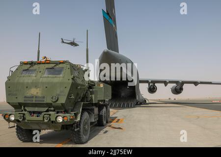 Soldaten des Field Artillery Bataillons vom 3-157. führten eine Emergency Deployment Readiness Exercise (EDRE) auf der Ali Al Salem Air Base, Kuwait, durch. Die Schulung beinhaltete das Be- und Entladen des High Mobility Artillery Rocket Systems (HIMARS) auf ein Transportflugzeug der Boeing C-17 Globemaster und schloss mit einer Feuermission in UDAIRI Ranges, Kuwait, ab. Stockfoto