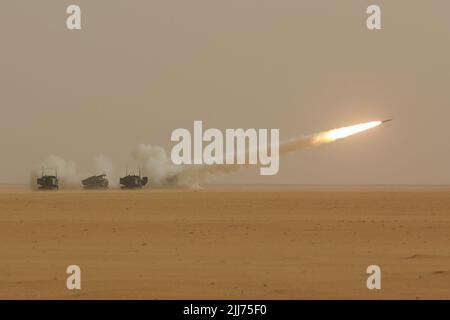 Soldaten des Field Artillery Bataillons vom 3-157. führten eine Emergency Deployment Readiness Exercise (EDRE) auf der Ali Al Salem Air Base, Kuwait, durch. Die Schulung beinhaltete das Be- und Entladen des High Mobility Artillery Rocket Systems (HIMARS) auf ein C-130 Transportflugzeug und schloss mit einer Feuermission in UDAIRI Ranges, Kuwait, ab. Stockfoto