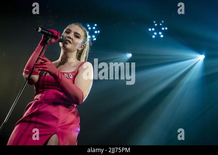 LONDON, ENGLAND: Rebecca Taylor spielt als Self esteem at Heaven auf der Bühne. Mit: Rebecca Taylor, Self Esteem wo: London, Großbritannien Wann: 17 Nov 2021 Kredit: Neil Lupine/WENN Stockfoto