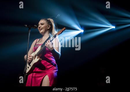LONDON, ENGLAND: Rebecca Taylor spielt als Self esteem at Heaven auf der Bühne. Mit: Rebecca Taylor, Self Esteem wo: London, Großbritannien Wann: 17 Nov 2021 Kredit: Neil Lupine/WENN Stockfoto