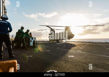 220715-A-JW340-1054 PAZIFISCHER OZEAN (15. Juli 2022) Ein CH-47 Chinook Hubschrauber, der an die 25. Combat Aviation Brigade angeschlossen ist, absolviert während der Rim of the Pacific (RIMPAC) 2022 die Deck Landing Qualification (DLQ) Ausbildung an Bord des amphibischen Sturmschiffs USS Essex (LHD 2) der Wasp-Klasse. 26 Nationen, 38 Schiffe, drei U-Boote, mehr als 170 Flugzeuge und 25.000 Mitarbeiter nehmen vom 29. Juni bis zum 4. August an RIMPAC in und um die Hawaii-Inseln und Südkalifornien Teil. RIMPAC, die weltweit größte internationale maritime Übung, bietet eine einzigartige Ausbildungsmöglichkeit und fördert und Stockfoto