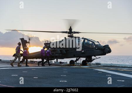 220715-A-JW340-1081 PAZIFISCHER OZEAN (15. Juli 2022) Ein Hubschrauber der Serie AH-64D Apache, der an die Combat Aviation Brigade 25. angeschlossen ist, absolviert während des Rim of the Pacific (RIMPAC) 2022 das Deck Landing Qualification (DLQ) Training an Bord des amphibischen Sturmschiffs USS Essex (LHD 2) der Wasp-Klasse. 26 Nationen, 38 Schiffe, drei U-Boote, mehr als 170 Flugzeuge und 25.000 Mitarbeiter nehmen vom 29. Juni bis zum 4. August an RIMPAC in und um die Hawaii-Inseln und Südkalifornien Teil. RIMPAC, die weltweit größte internationale maritime Übung, bietet eine einzigartige Ausbildungsmöglichkeit und fördert und Stockfoto