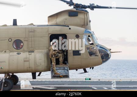 220715-A-JW340-1086 PAZIFISCHER OZEAN (15. Juli 2022) Ein CH-47 Chinook Hubschrauber, der an die 25. Combat Aviation Brigade angeschlossen ist, nimmt an der Deck Landing Qualification (DLQ) Ausbildung an Bord des Wasp-Klasse amphibischen Sturmschiffes USS Essex (LHD 2) während Rim of the Pacific (RIMPAC) 2022 Teil. 26 Nationen, 38 Schiffe, drei U-Boote, mehr als 170 Flugzeuge und 25.000 Mitarbeiter nehmen vom 29. Juni bis zum 4. August an RIMPAC in und um die Hawaii-Inseln und Südkalifornien Teil. RIMPAC, die weltweit größte internationale maritime Übung, bietet eine einzigartige Ausbildungsmöglichkeit während Foster Stockfoto