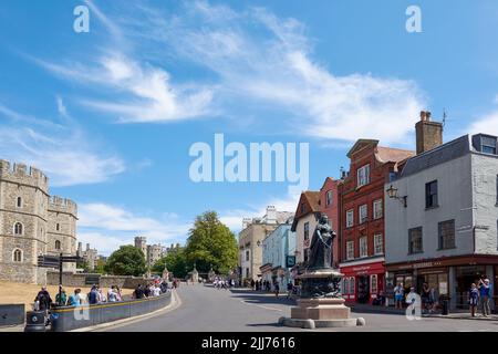 Castle Hill, Windsor, Berkshire, Südostengland, mit Touristen und Statue der Königin Victoria Stockfoto