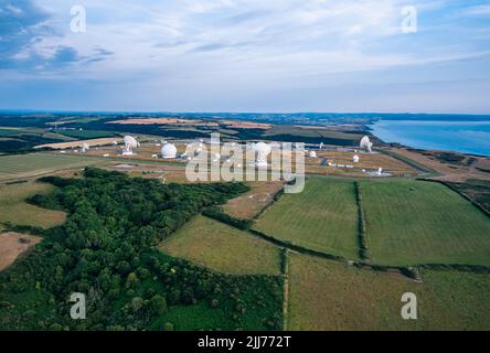 Felder und Farmen über GCHQ Bude, GCHQ Composite Signals Organization Station Morwenstow, Cornwall, England Stockfoto