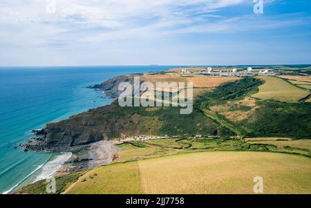 Felder und Farmen über GCHQ Bude, GCHQ Composite Signals Organization Station Morwenstow, Cornwall, England Stockfoto