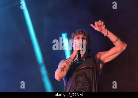 Ortona, Italien. 22.. Juli 2022. Filippo Maria Fanti, alias Irama, während seiner Live-Tour 2022 in Ortona (CH) - Italien (Foto: Elena Vizzoca/Pacific Press) Quelle: Pacific Press Media Production Corp./Alamy Live News Stockfoto