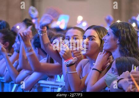 Ortona, Italien. 22.. Juli 2022. Irama-Fans warten auf den Beginn des Konzerts in Ortona (CH) - Italien (Foto: Elena Vizzoca/Pacific Press) Quelle: Pacific Press Media Production Corp./Alamy Live News Stockfoto