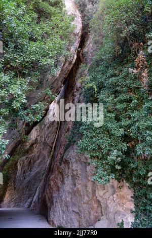 Riesiger Felsvorsprung in dem nahe vertikalen Kalksteinausbissdorf Alquezar, Huesca, Spanien Stockfoto